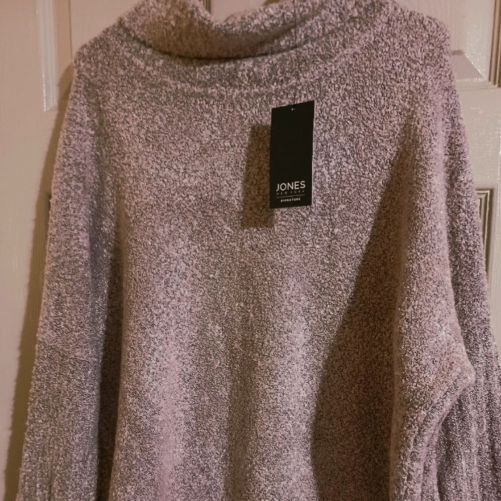 Jones of NY turtleneck Sweater. Cream in color. Size XL NWT